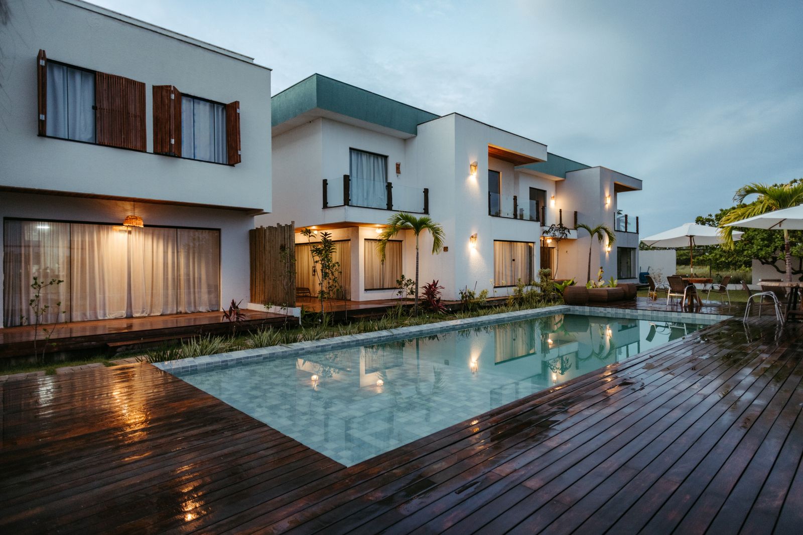 Casa contemporânea com piscina, imagem ilustrativa